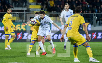 2019-04-14 - Matias Vecino contrastato da Francesco Cassata - FROSINONE VS INTER 1-3 - ITALIAN SERIE A - SOCCER